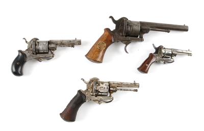 Konvolut von vier Lefaucheux-Revolvern, belgische Fertigung, drei mit Klappzüngel, Nr.: 29, Kal.: 7,5 mm, Nr.: 11, Kal.: 5 mm, - Armi da caccia, competizione e collezionismo