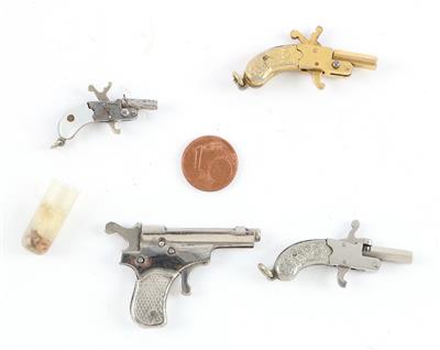 Konvolut aus vier Berloque-Pistolen, eine von Pfannl, Mod.: Kobold 100, Kal.: 2 mm Stiftzündung, - Jagd-, Sport- und Sammlerwaffen