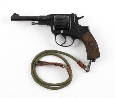 Revolver, Waffenfabrik Ishevsk, Mod.: Nagant 1895 mit Lederholster und Fangschnur, Kal.: 7,62 mm Nagant, - Armi da caccia, competizione e collezionismo