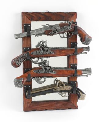 Holzgerahmter Spiegel mit vier Spielzeug/Dekorationspistolen, - Jagd-, Sport- und Sammlerwaffen