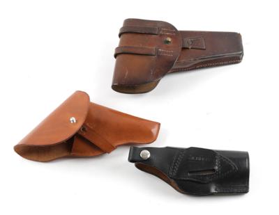 Konvolut aus drei Lederholstern, darunter ein österreichischer Gendarmerieholster der B-Gendarmerie, - Sporting & Vintage Guns