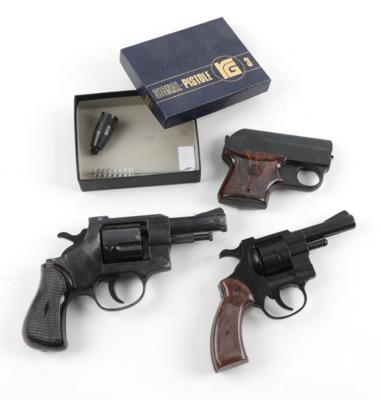 Schreckschußwaffen-Konvolut, bestehend aus einer Pistole und 2 Revolvern, - Armi da caccia, competizione e collezionismo