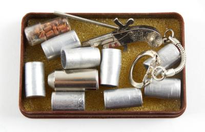 Berloque-Pistole, Kal.: 2 mm Stiftzündung, österreichischer Hersteller, silbern, aufschraubbarer Abschußbecher, - Jagd-, Sport-, & Sammlerwaffen