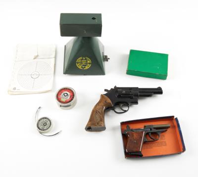 CO2-Revolver, Crossman, Mod.: 38C mit Kugelfang, Zielscheiben und Rundkugeln, Revolver Kal.: 4,5 mm, - Jagd-, Sport-, & Sammlerwaffen