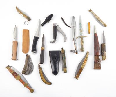 Konvolut aus 10 Klappmessern, 3 feststehenden Messern, - Jagd-, Sport-, & Sammlerwaffen