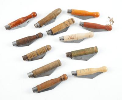 Konvolut aus 12 Trattenbacher Taschenfeitln - immaterielles UNESCO-Weltkulturerbe, - Jagd-, Sport-, & Sammlerwaffen