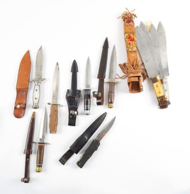 Konvolut aus 5 feststehenden Messern, einem Klappmesser mit langer Klinge sowie 6 Wurfmessern - Jagd-, Sport-, & Sammlerwaffen