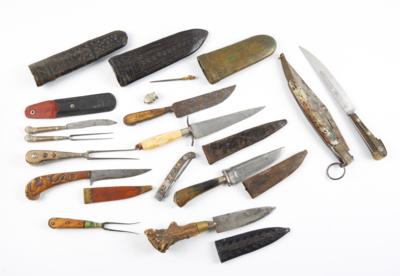 Konvolut aus 6 feststehenden Messern, eine Messerhülle mit Aufschrift 18Z9JBH, - Jagd-, Sport-, & Sammlerwaffen
