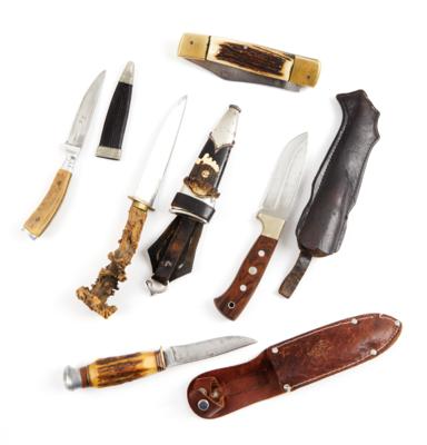 Konvolut aus fünf jagdlichen Messern, darunter zwei Nicker mit Scheide, - Sporting & Vintage Guns