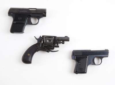 Konvolut aus zwei Taschenpistolen und einem Taschenrevolver, - Armi da caccia, competizione e collezionismo