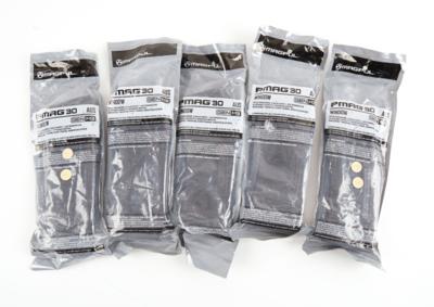 Konvolut fünf Magazine - originalverpackt, Magpul AUG Steyr, Kal.: 5,56 x 45/.223 Rem., - Sporting & Vintage Guns