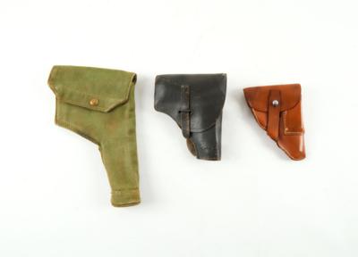 Konvolut aus drei Holstern, vermutlich Enfield - Stoffholster, Beretta - Lederholster - grüngrau, - Armi da caccia, competizione e collezionismo