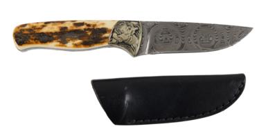 Handgemachter Damast-Jagdmesser - Ferlach, Grifffasung aus kunstvoll tiefgestochenen Afrikaszenen, - Sporting & Vintage Guns