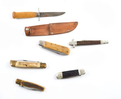 Konvolut aus einem Pfadfindermesser Mora - Schweden und 5 jagdlichen Taschenmessern, - Jagd-, Sport-, & Sammlerwaffen