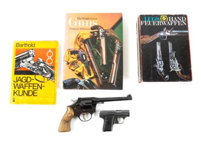 Konvolut aus KK-Revolver und Taschenpistole sowie Fachbüchern: - Jagd-, Sport- und Sammlerwaffen