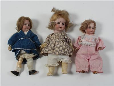 3 kleine Puppen mit Porzellan-Kurbelköpfen, - Giocattoli