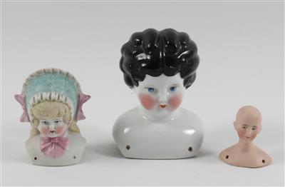 3 Puppen-Schulterköpfe aus Porzellan: - Spielzeug