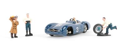 Konvolut 2 Stück: Schuco-Classic Studio III Grand Prix St und Montagekasten Mercedes 196 mit Figurenset, - Toys