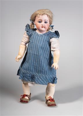 Porzellankopfpuppe mit geschlossenem Mund, ca. 50 cm, gemarkt 89-10 vermutlich Heinrich Handwerk um 1895, - Spielzeug