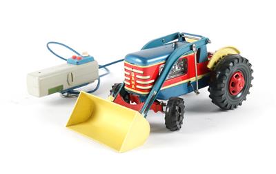 Konvolut 7 Stk. Traktoren aus Blech, mit Zubehör, um 1950/60: - Spielzeug