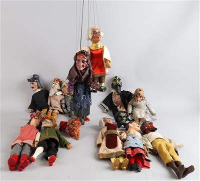 12 Stk. Prager Marionetten mit Gipsköpfen und Holzkörper, 2 Köpfe extra. - Spielzeug