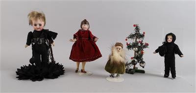 4 Stk. Porzellanpüppchen und ein Weihnachtsbaum, um 1920. - Toys