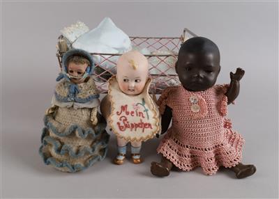 Kleine Puppenwiege aus vernickeltem Metall mit 3 kleinen Puppen: - Toys