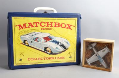 Konvolut: Matchbox Autos im Sortierkoffer und ein Flugzeug von Schuco. - Toys