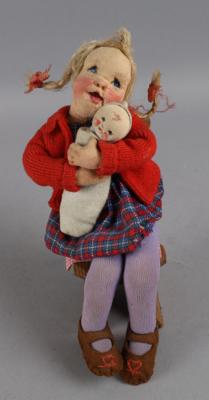 Elli Riehl - Puppenmädchen mit Puppenkind auf Holzsessel, - Giocattoli