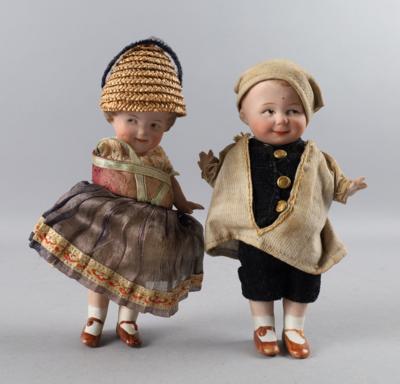 Gebrüder Heubach, 2 Stk. Ganzporzellan-Puppen um 1910/20. - Toys