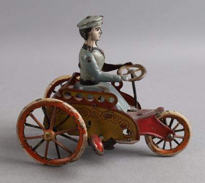 Stock Aufziehfigur Dame auf Motorkarre, um 1920. - Spielzeug