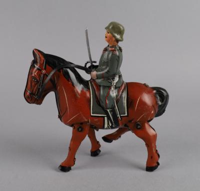 Seltene Aufziehfigur Offizier zu Pferd, - Toys