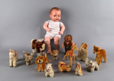 Konvolut: Steiff Tiere und eine Masse Puppe mit Schelmenaugen, - Spielzeug