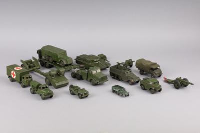 Konvolut Dinky-Toys Militärfahrzeuge, - Giocattoli