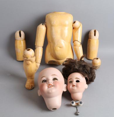 Konvolut für den Puppendoktor: 2 Puppenköpfe und ein Körper, - Toys