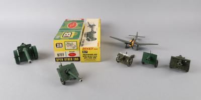 Konvolut Britains Models und Dinky Toys, 8 Stück Militär-Fahrzeuge, 1 Flugzeug, Geschütze auf Lafetten, - Giocattoli