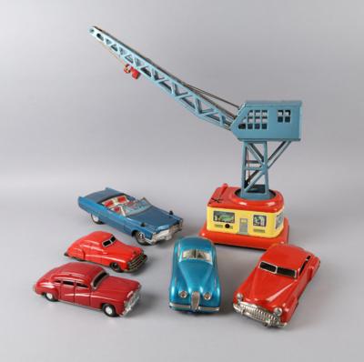 Konvolut: 5 Stück Blechautos mit Batteriebetrieb und 1 Baufahrzeug, um 1960; - Toys