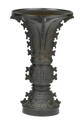 An altar vase in the form of an archaic gu - Arte asiatica