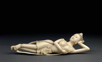 An ivory figure of an apsara - Arte asiatica