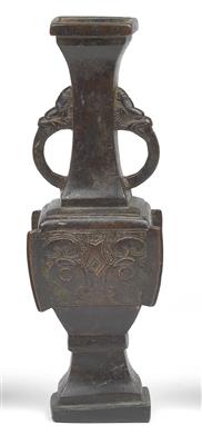 A bronze square-shaped vase - Asian art