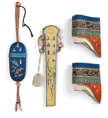 Ein Paar Schuhe, ein Fächer mit Hülle und ein Brillenetui - Asiatische Kunst