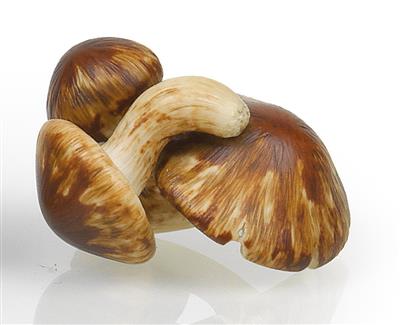 An ivory netsuke of three mushrooms - Arte asiatica