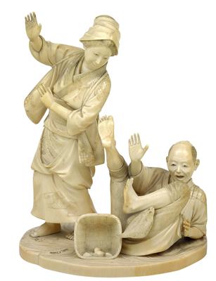 An ivory Okimono of a woman and a man seated on the floor - Arte asiatica