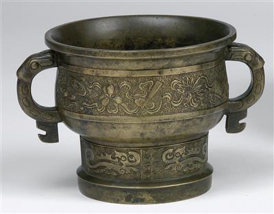 A bronze censer in the form of an archaic gui - Arte asiatica