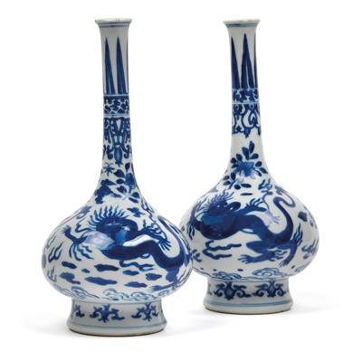 A pair of blue-and-white bottle vases - Asian art