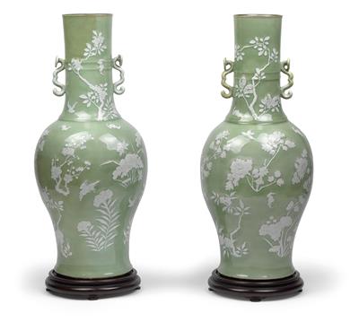 1 Paar Seladon glasierte Vasen mit Schlickerdekor - Asiatische Kunst