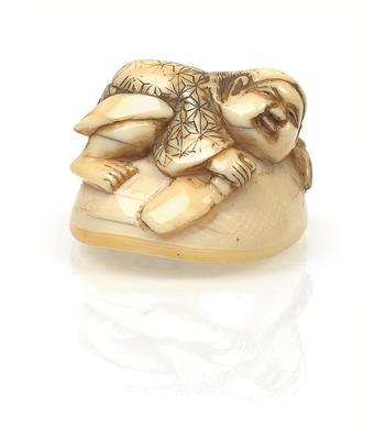 An ivory ashtray - a netsuke of a boy with a knife on a shell - Asian art