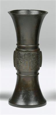 Bronze vessel in the shape of an archaic gu - Asian art