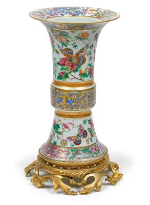 A famille rose vase with a celadon ground and bronze doré mounts, gu - Arte asiatica
