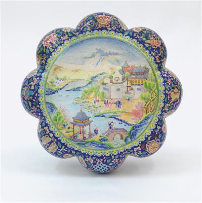 A large Canton enamel box - Asian art